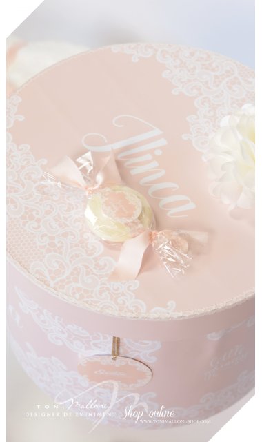 Trusou de botez clasic brodat cumotive dantela in culoarea piersicii, Elegant Peach 3